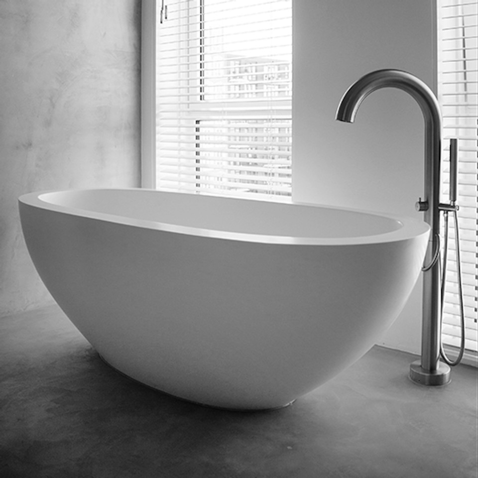 На фото: главная ванная комната среднего размера в стиле модернизм с отдельно стоящей ванной и бетонным полом с