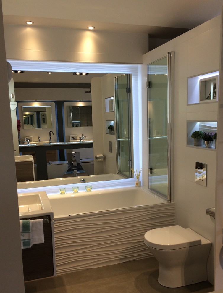 Стильный дизайн: ванная комната в стиле модернизм с подвесной раковиной, накладной ванной, унитазом-моноблоком, белой плиткой, керамической плиткой, белыми стенами и полом из керамической плитки - последний тренд