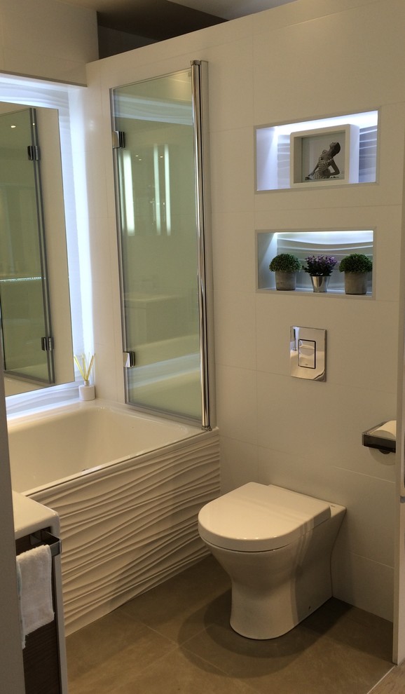 Пример оригинального дизайна: ванная комната в стиле модернизм с накладной ванной, унитазом-моноблоком, белой плиткой, белыми стенами и полом из керамической плитки