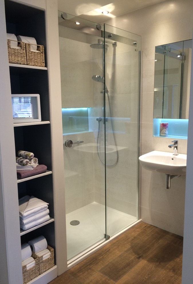 Идея дизайна: ванная комната в стиле модернизм с подвесной раковиной, стеклянными фасадами, стеклянной столешницей, душем в нише, инсталляцией, бежевой плиткой, керамической плиткой, бежевыми стенами и полом из керамической плитки