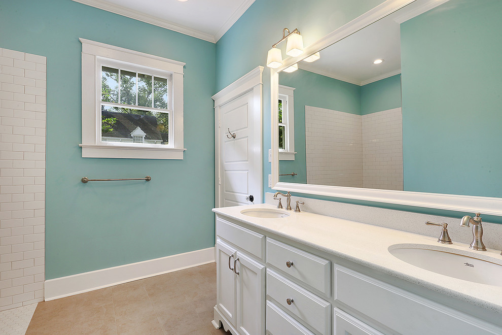 Idéer för mellanstora vintage en-suite badrum, med skåp i shakerstil, vita skåp, en dusch i en alkov, vit kakel, stenhäll, blå väggar, travertin golv, ett undermonterad handfat och bänkskiva i kvarts