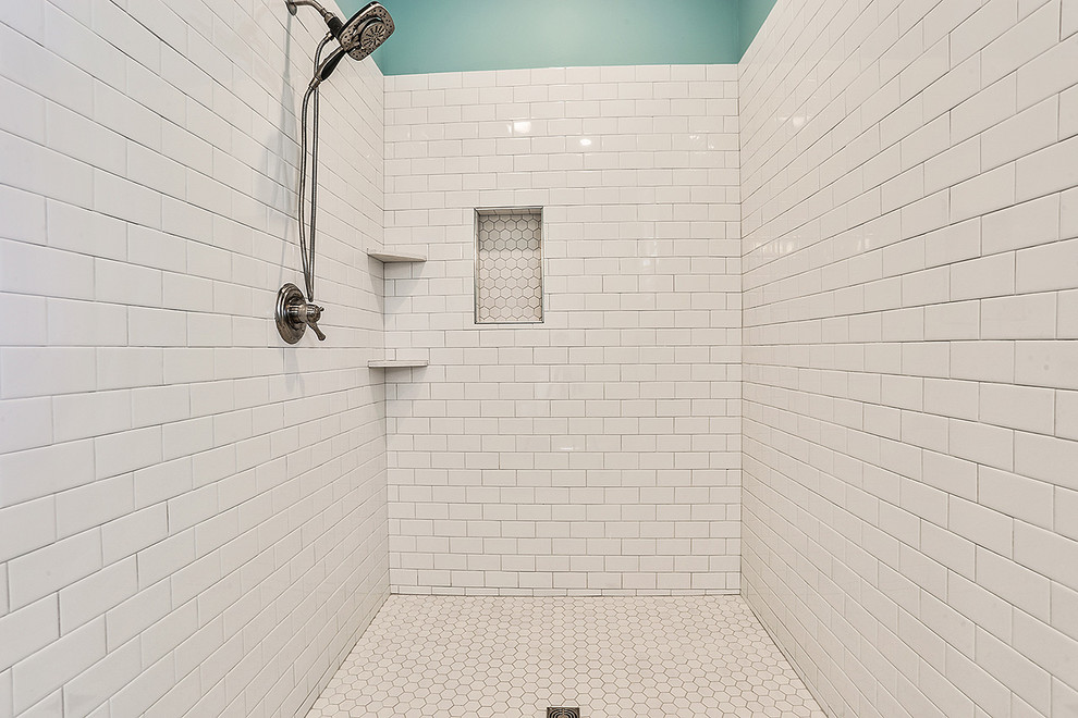 Bild på ett mellanstort vintage en-suite badrum, med skåp i shakerstil, vita skåp, en dusch i en alkov, vit kakel, stenhäll, blå väggar, travertin golv, ett undermonterad handfat och bänkskiva i kvarts