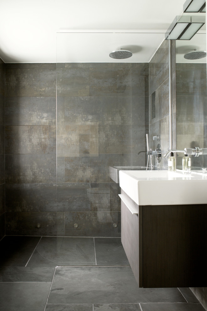 Modernes Badezimmer mit bodengleicher Dusche und Steinwänden in London