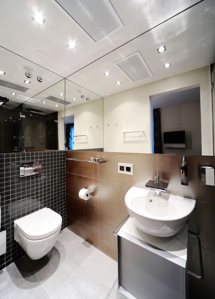 Réalisation d'une grande salle de bain design avec un carrelage noir et blanc.
