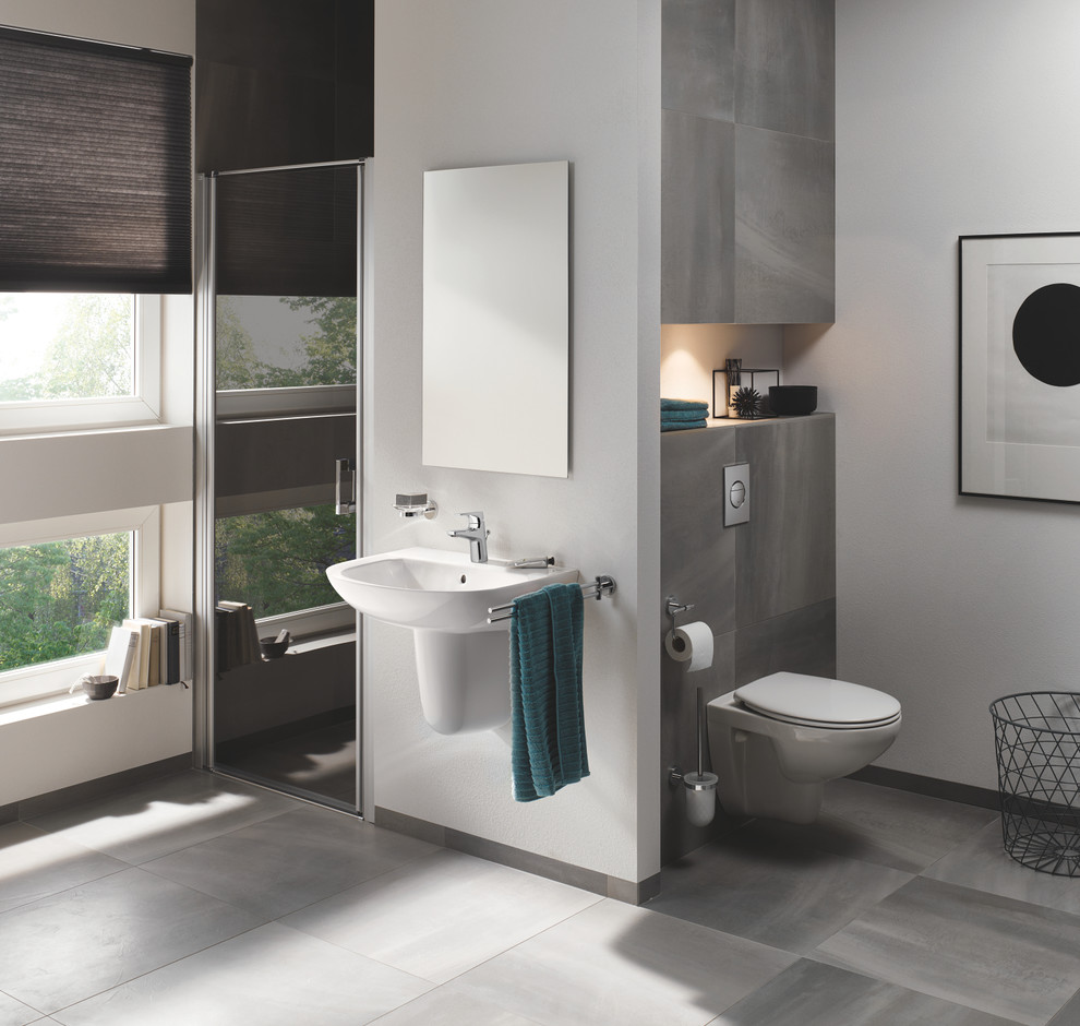 Foto på ett litet funkis badrum med dusch, med en bidé, grå kakel, keramikplattor, grå väggar, klinkergolv i keramik och grått golv