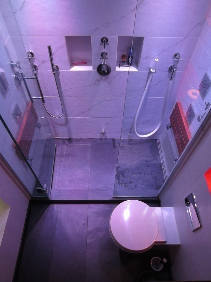 На фото: ванная комната в стиле модернизм с