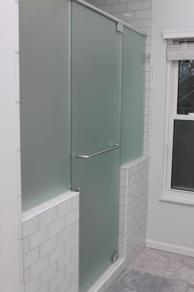 Foto de cuarto de baño principal tradicional renovado de tamaño medio con ducha esquinera, baldosas y/o azulejos blancos, baldosas y/o azulejos de cemento y ducha con puerta con bisagras