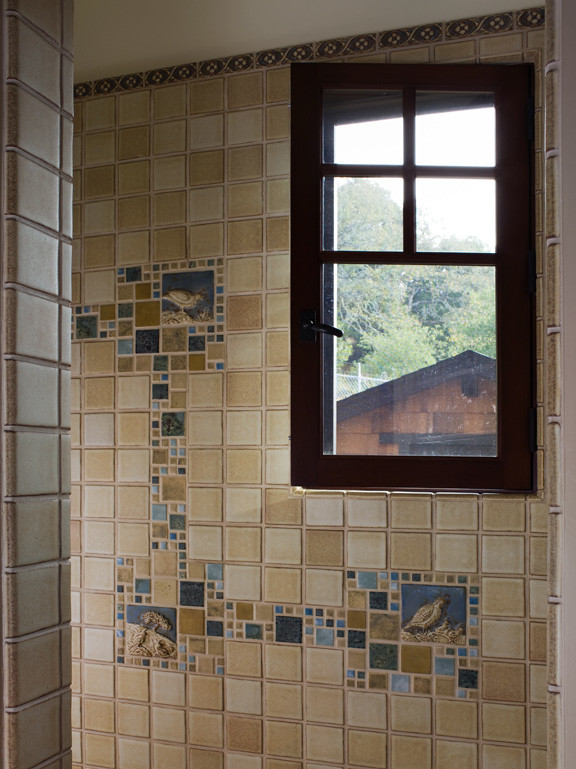 Idee per una grande stanza da bagno tradizionale con consolle stile comò, ante in legno bruno e top in pietra calcarea