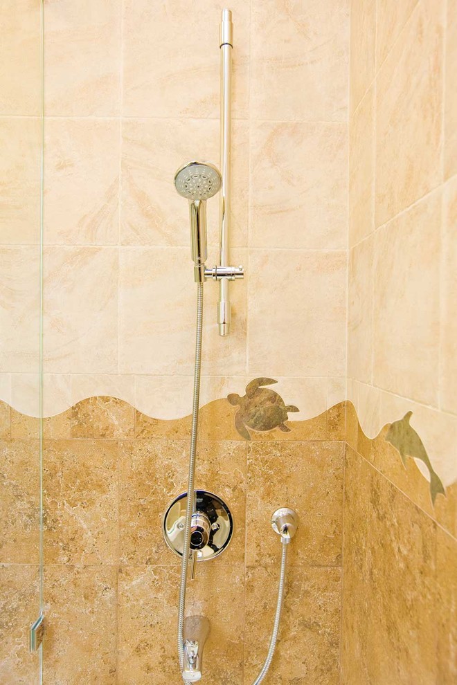 Idee per una stanza da bagno design di medie dimensioni con lavabo sottopiano, ante lisce, ante in legno chiaro, top in superficie solida, vasca ad alcova, vasca/doccia, WC monopezzo, piastrelle beige, pareti beige e pavimento in gres porcellanato