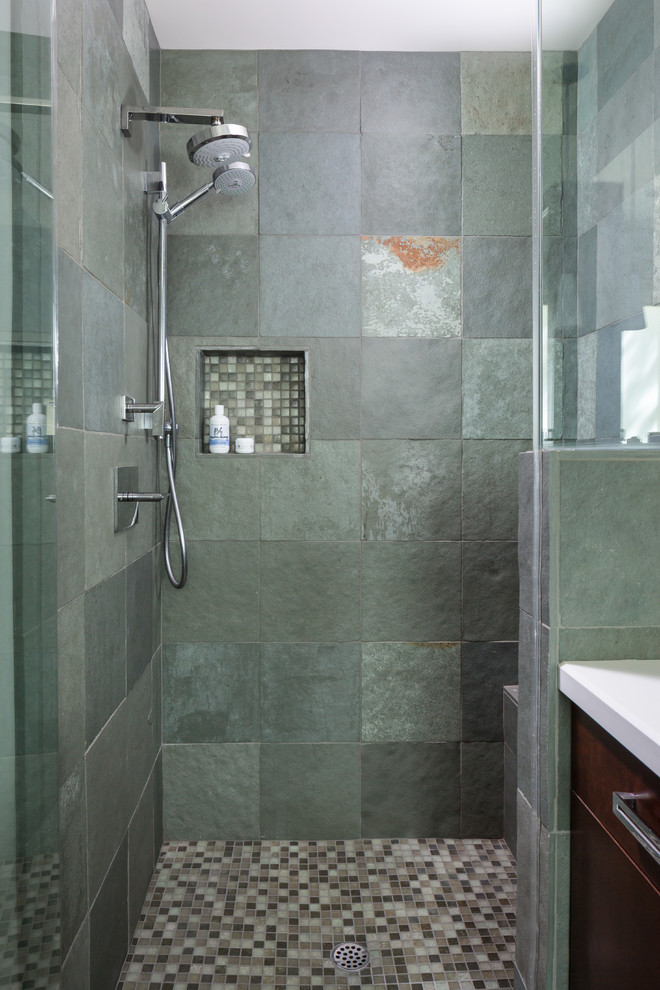 На фото: главная ванная комната среднего размера в современном стиле с душем в нише, зеленой плиткой, полом из мозаичной плитки, зелеными стенами и плиткой из сланца
