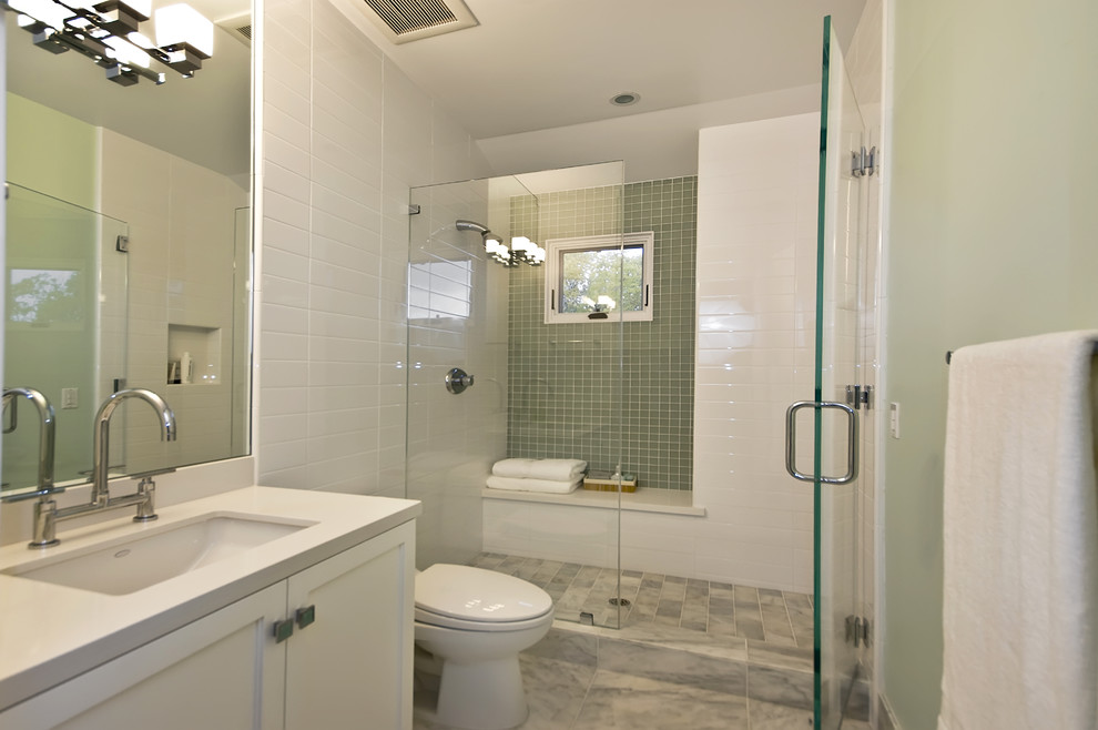 Idee per una stanza da bagno con doccia country di medie dimensioni con ante in stile shaker, ante bianche, doccia alcova, WC monopezzo, piastrelle verdi, piastrelle di vetro, pareti verdi, pavimento in marmo, lavabo sottopiano e top in quarzo composito