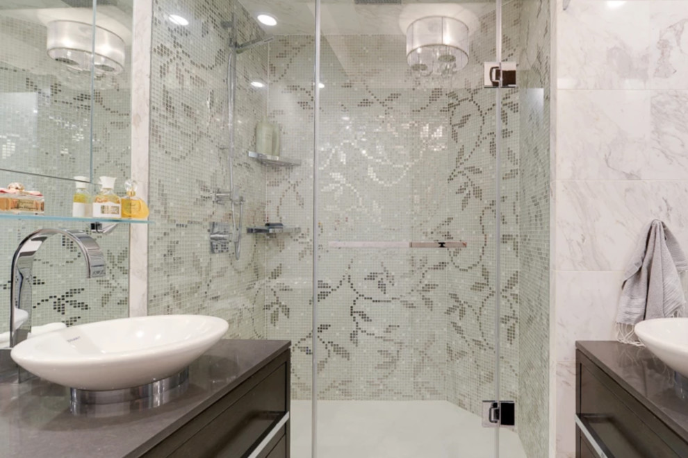Exempel på ett litet modernt grå grått en-suite badrum, med släta luckor, bruna skåp, en dusch i en alkov, en bidé, flerfärgad kakel, mosaik, grå väggar, klinkergolv i porslin, ett fristående handfat, bänkskiva i kvarts, grått golv och dusch med gångjärnsdörr