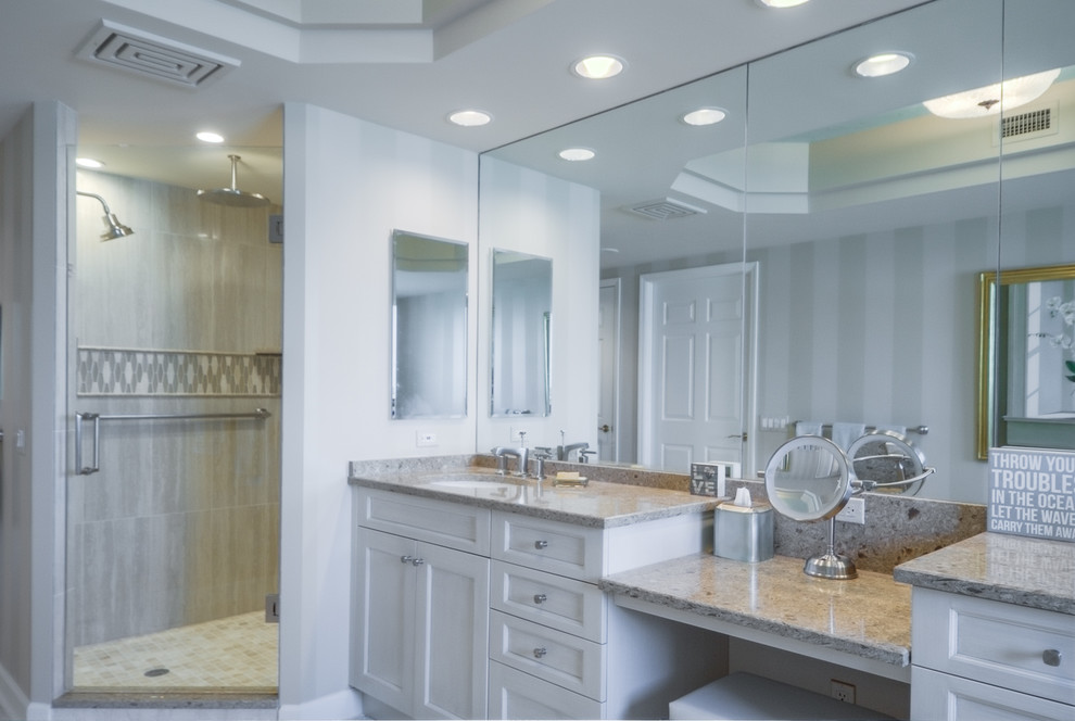 Mittelgroßes Klassisches Badezimmer En Suite mit weißen Schränken, freistehender Badewanne, Eckdusche, Toilette mit Aufsatzspülkasten, beiger Wandfarbe, Unterbauwaschbecken, Granit-Waschbecken/Waschtisch, beigem Boden und Falttür-Duschabtrennung in Miami
