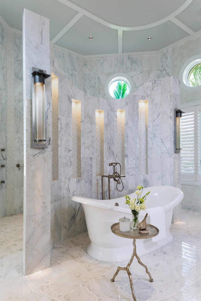 Источник вдохновения для домашнего уюта: огромная главная ванная комната в стиле неоклассика (современная классика) с фасадами с утопленной филенкой, белыми фасадами, отдельно стоящей ванной, открытым душем, черно-белой плиткой, мраморным полом, врезной раковиной, мраморной столешницей, разноцветным полом и открытым душем