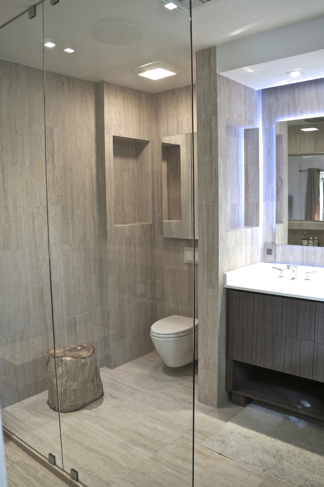 Réalisation d'une grande salle de bain principale minimaliste en bois brun avec un lavabo encastré, un placard sans porte, un plan de toilette en quartz, une douche ouverte, WC suspendus, un carrelage beige, des carreaux de céramique, un mur beige et un sol en carrelage de céramique.