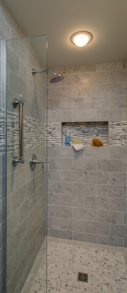 他の地域にあるトラディショナルスタイルのおしゃれな浴室 (オープン型シャワー、大理石の床) の写真