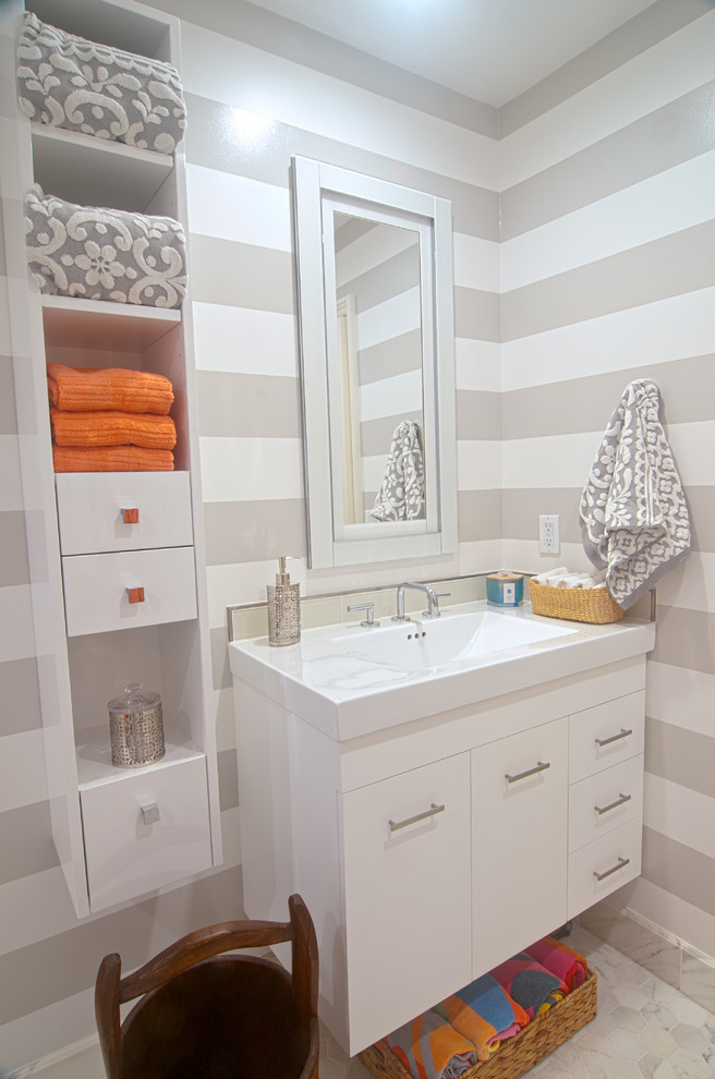 Idéer för att renovera ett litet eklektiskt vit vitt badrum med dusch, med släta luckor, vita skåp, våtrum, en toalettstol med separat cisternkåpa, vit kakel, keramikplattor, marmorgolv, vitt golv och med dusch som är öppen