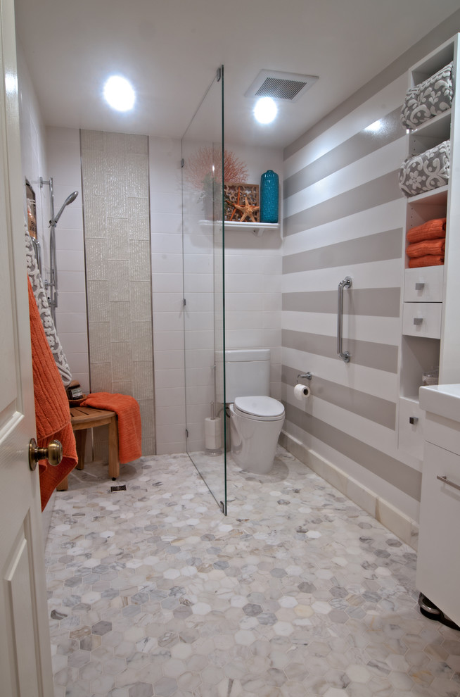 Immagine di una piccola stanza da bagno con doccia minimalista con ante lisce, ante bianche, zona vasca/doccia separata, WC a due pezzi, piastrelle bianche, piastrelle in ceramica, pavimento in marmo, pavimento bianco, doccia aperta e top bianco