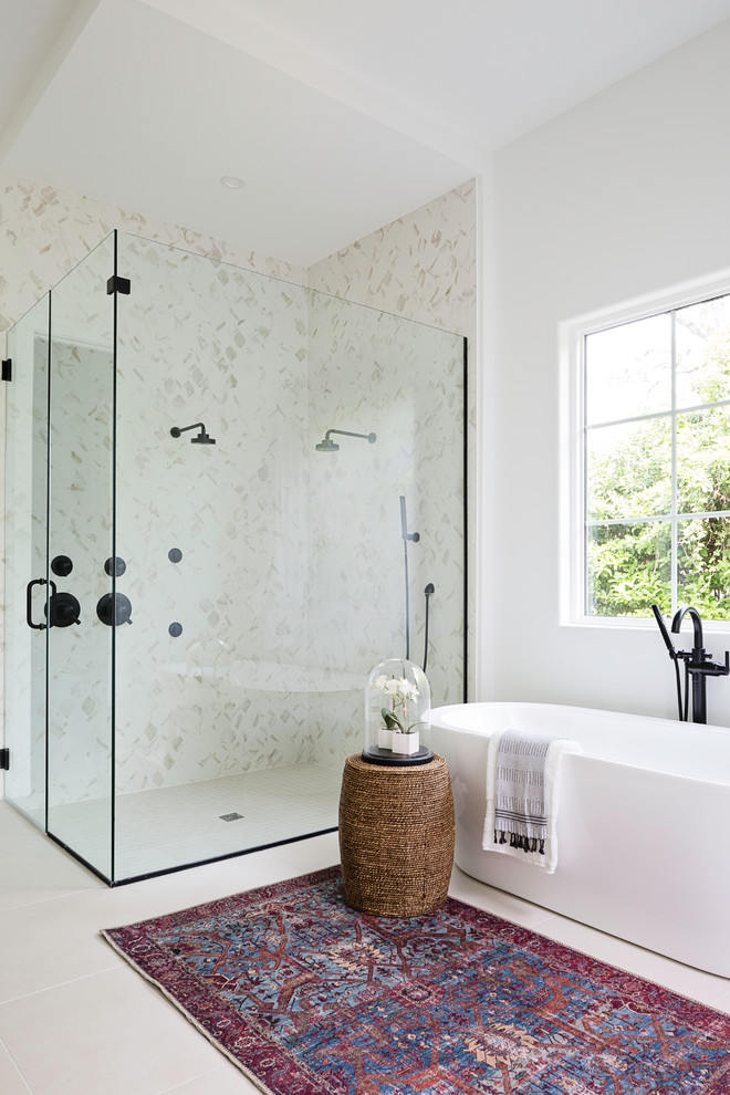 Foto på ett mycket stort funkis en-suite badrum, med ett fristående badkar, en dubbeldusch, beige kakel, marmorkakel, vita väggar, klinkergolv i keramik, beiget golv och dusch med gångjärnsdörr