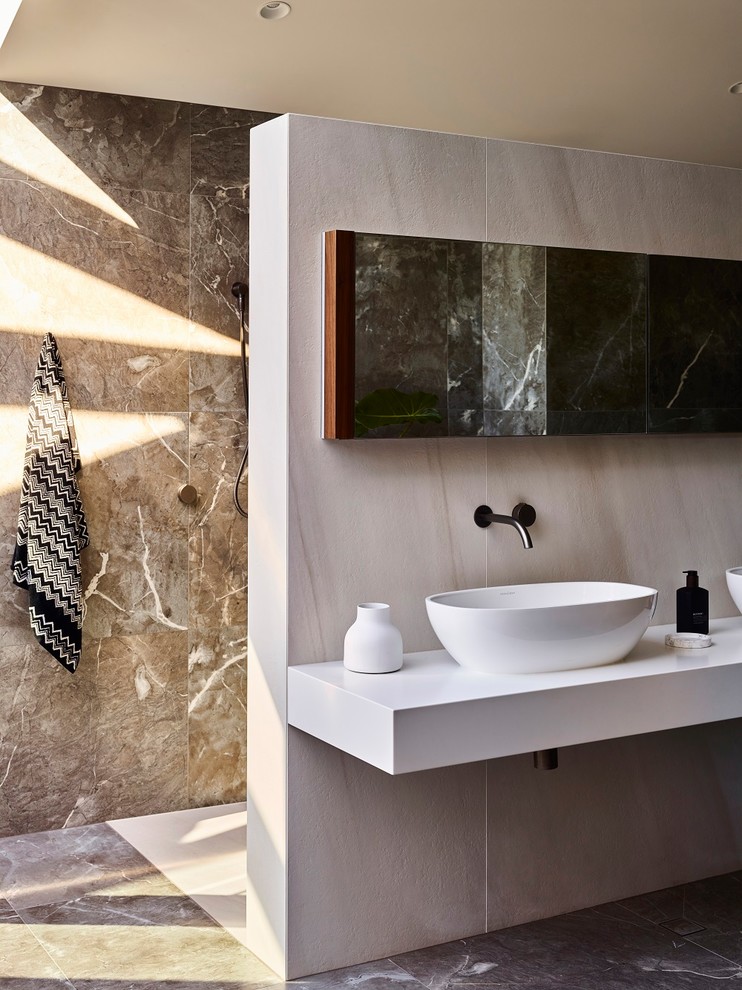 Inredning av ett modernt mellanstort vit vitt en-suite badrum, med en kantlös dusch, beige kakel, brun kakel, beige väggar, ett fristående handfat, brunt golv och med dusch som är öppen