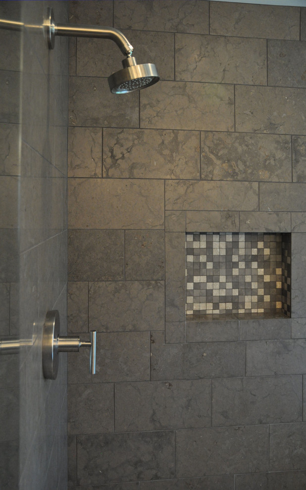 Idée de décoration pour une douche en alcôve principale tradition de taille moyenne avec un carrelage gris et du carrelage en pierre calcaire.