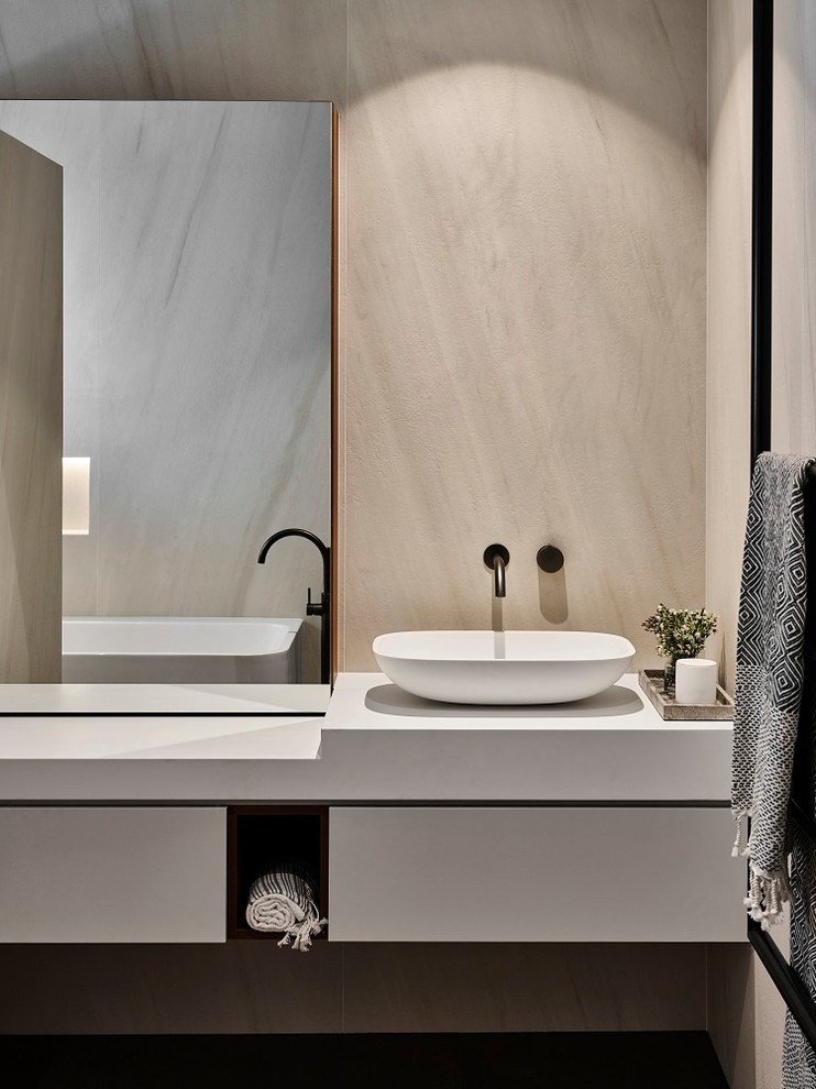 Diseño de cuarto de baño moderno de tamaño medio con armarios con paneles lisos, puertas de armario blancas, paredes beige, lavabo sobreencimera y encimeras blancas