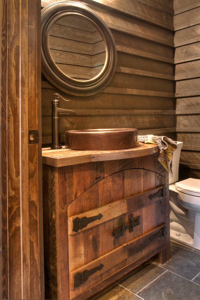 Inredning av ett rustikt litet brun brunt badrum, med skåp i mellenmörkt trä och träbänkskiva