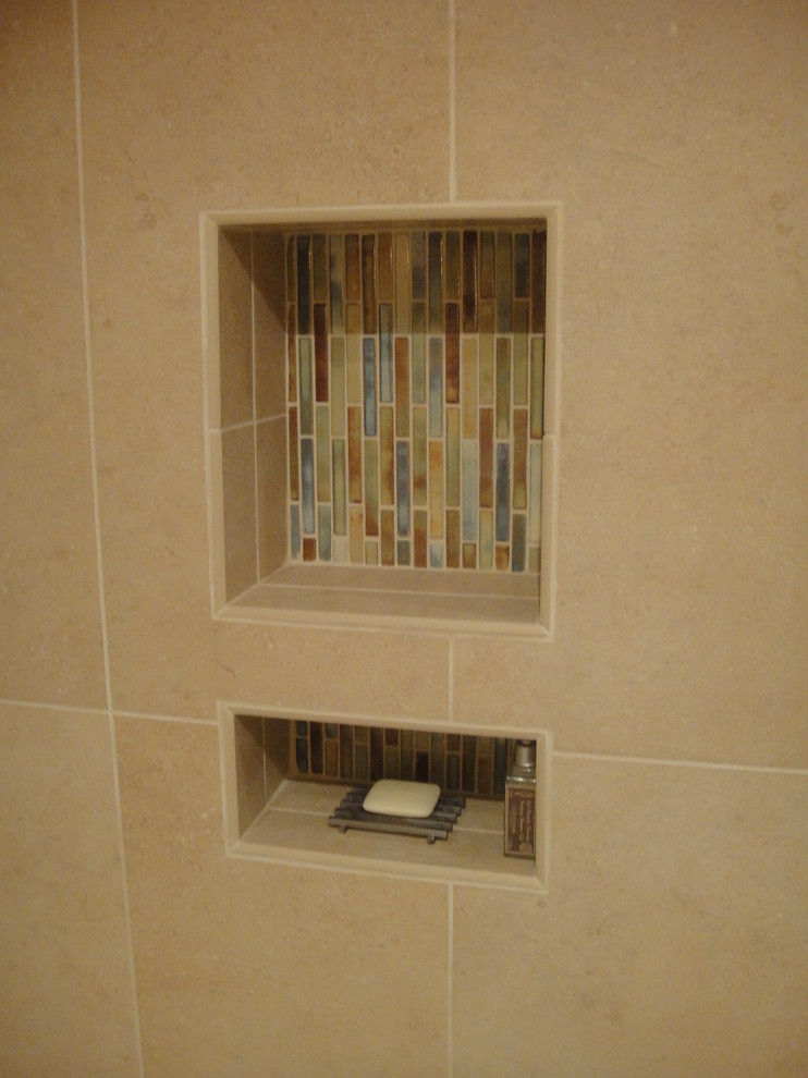 Cette image montre une petite salle d'eau minimaliste en bois foncé avec un placard à porte shaker, une douche à l'italienne, WC séparés, un carrelage bleu, des carreaux en allumettes, un mur beige, un sol en carrelage de porcelaine, un lavabo posé et un plan de toilette en surface solide.
