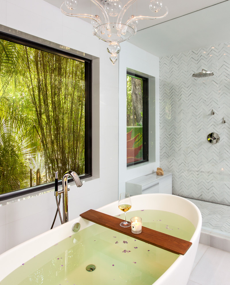 На фото: большая главная ванная комната в современном стиле с настольной раковиной, плоскими фасадами, фасадами цвета дерева среднего тона, столешницей из искусственного камня, отдельно стоящей ванной, открытым душем, серыми стенами и мраморным полом