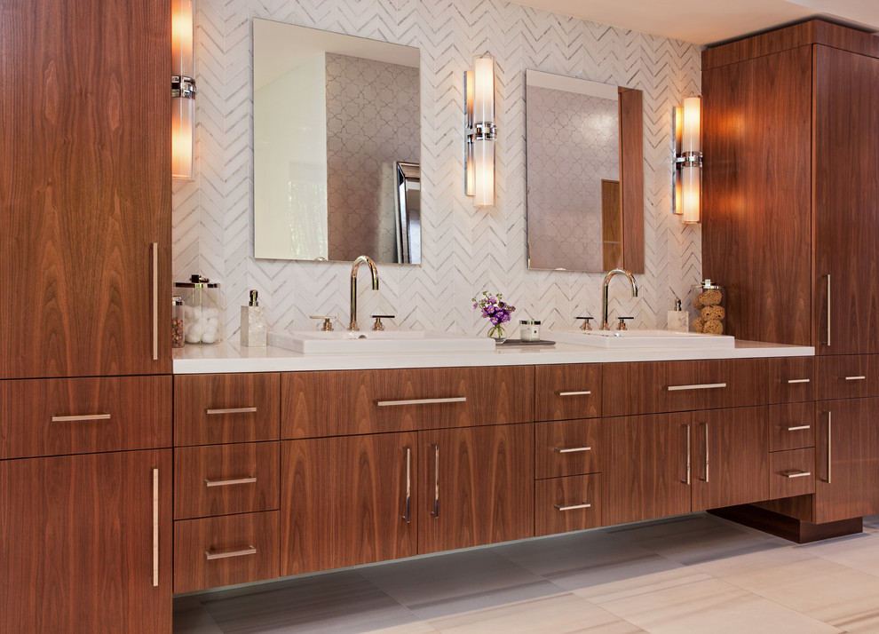 Inredning av ett modernt stort en-suite badrum, med ett fristående handfat, släta luckor, skåp i mellenmörkt trä, bänkskiva i akrylsten, ett fristående badkar, en öppen dusch, grå väggar och marmorgolv