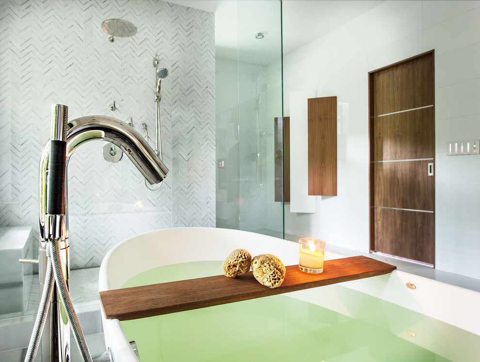 Idée de décoration pour une grande salle de bain principale design en bois brun avec une vasque, un placard à porte plane, un plan de toilette en surface solide, une baignoire indépendante, une douche ouverte, un mur gris et un sol en marbre.