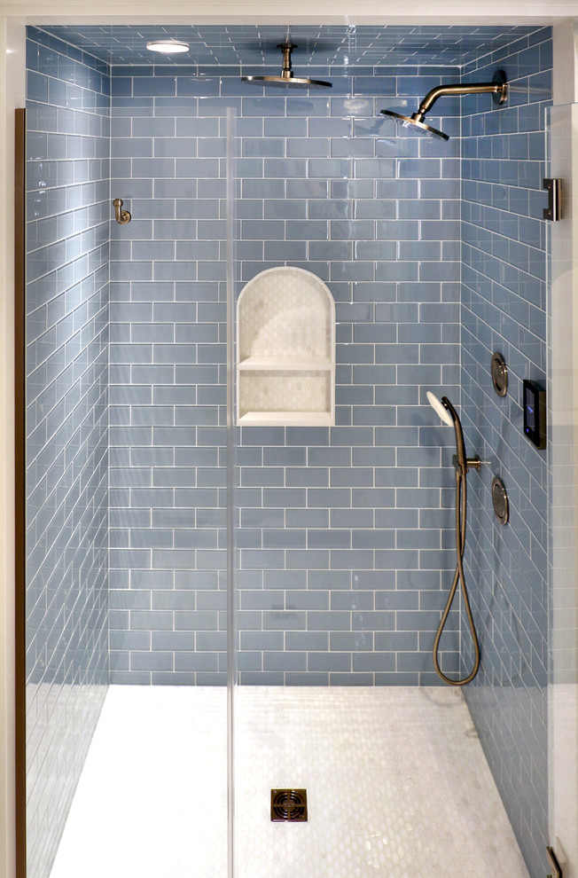 Exemple d'une grande salle de bain bord de mer avec des portes de placard blanches, une douche double, un carrelage bleu, un carrelage en pâte de verre, un mur bleu, un sol en marbre, un sol blanc, une cabine de douche à porte battante et un plan de toilette blanc.
