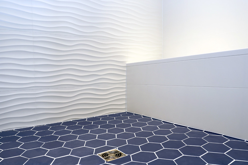 Esempio di una grande stanza da bagno padronale stile marinaro con ante bianche, doccia doppia, piastrelle bianche, piastrelle in ceramica, pareti bianche, pavimento con piastrelle in ceramica, pavimento blu, porta doccia a battente e top bianco