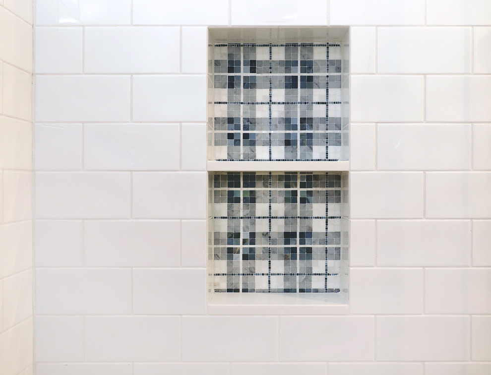 Ejemplo de cuarto de baño costero grande con puertas de armario blancas, baldosas y/o azulejos blancos, paredes blancas, suelo de mármol, ducha con puerta corredera y encimeras blancas