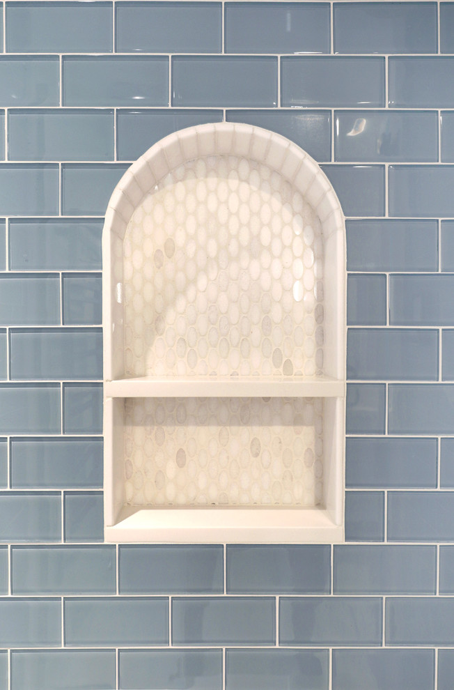 На фото: большая ванная комната в морском стиле с белыми фасадами, двойным душем, синей плиткой, стеклянной плиткой, синими стенами, мраморным полом, белым полом, душем с распашными дверями и белой столешницей