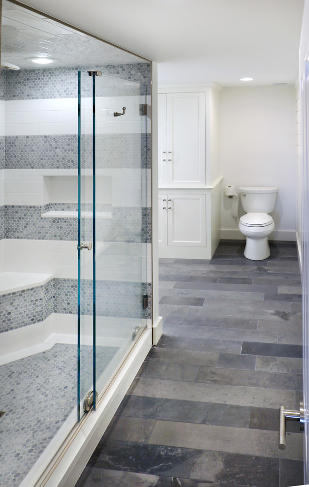 На фото: большая ванная комната в морском стиле с белыми фасадами, белой плиткой, белыми стенами, мраморным полом, душем с раздвижными дверями и белой столешницей