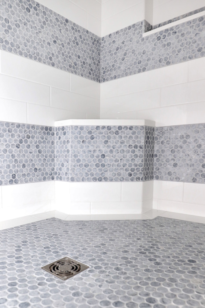 Großes Maritimes Badezimmer mit weißen Schränken, weißen Fliesen, weißer Wandfarbe, Marmorboden, Schiebetür-Duschabtrennung und weißer Waschtischplatte in Boston
