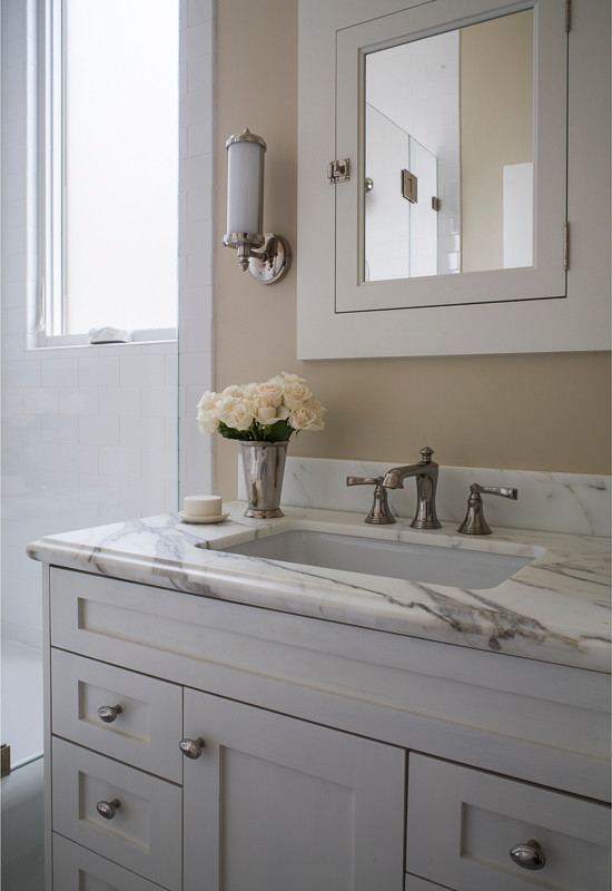 Idéer för mellanstora vintage en-suite badrum, med skåp i shakerstil, vita skåp, en dusch i en alkov, tunnelbanekakel, beige väggar, ett undermonterad handfat, marmorbänkskiva, ett badkar i en alkov, vit kakel, dusch med duschdraperi, mosaikgolv och vitt golv