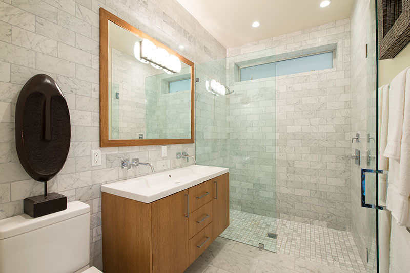 Inspiration för mellanstora moderna en-suite badrum, med ett fristående handfat, släta luckor, skåp i ljust trä, en öppen dusch, en vägghängd toalettstol, vit kakel, keramikplattor, vita väggar och ljust trägolv