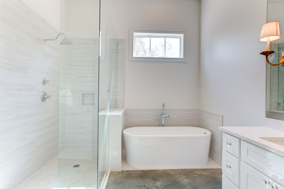 Idéer för att renovera ett stort industriellt en-suite badrum, med vita skåp, ett fristående badkar, vita väggar, ett undermonterad handfat, skåp i shakerstil, en dusch i en alkov, en toalettstol med separat cisternkåpa, grå kakel, stenhäll, marmorgolv och marmorbänkskiva