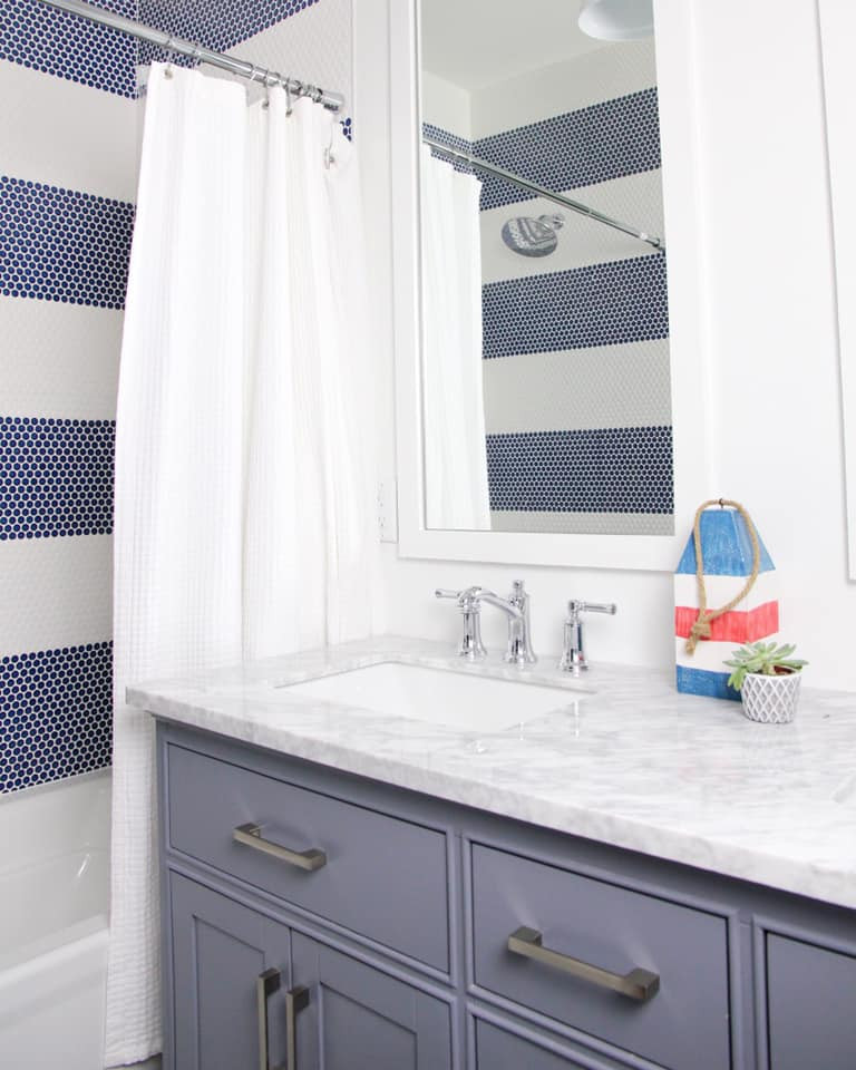 Стильный дизайн: детская ванная комната в морском стиле с серыми фасадами, накладной ванной, душем над ванной, синей плиткой, галечной плиткой, белыми стенами, накладной раковиной, мраморной столешницей, шторкой для ванной, белой столешницей, тумбой под две раковины и встроенной тумбой - последний тренд
