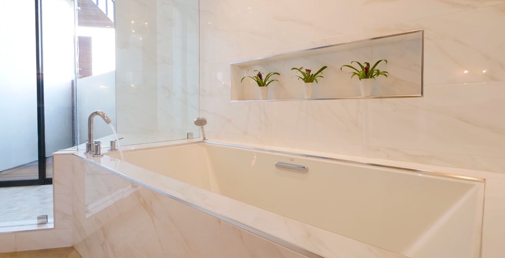 Стильный дизайн: большая главная ванная комната в восточном стиле с полновстраиваемой ванной, угловым душем, бежевой плиткой, мраморной плиткой, бежевыми стенами и душем с распашными дверями - последний тренд