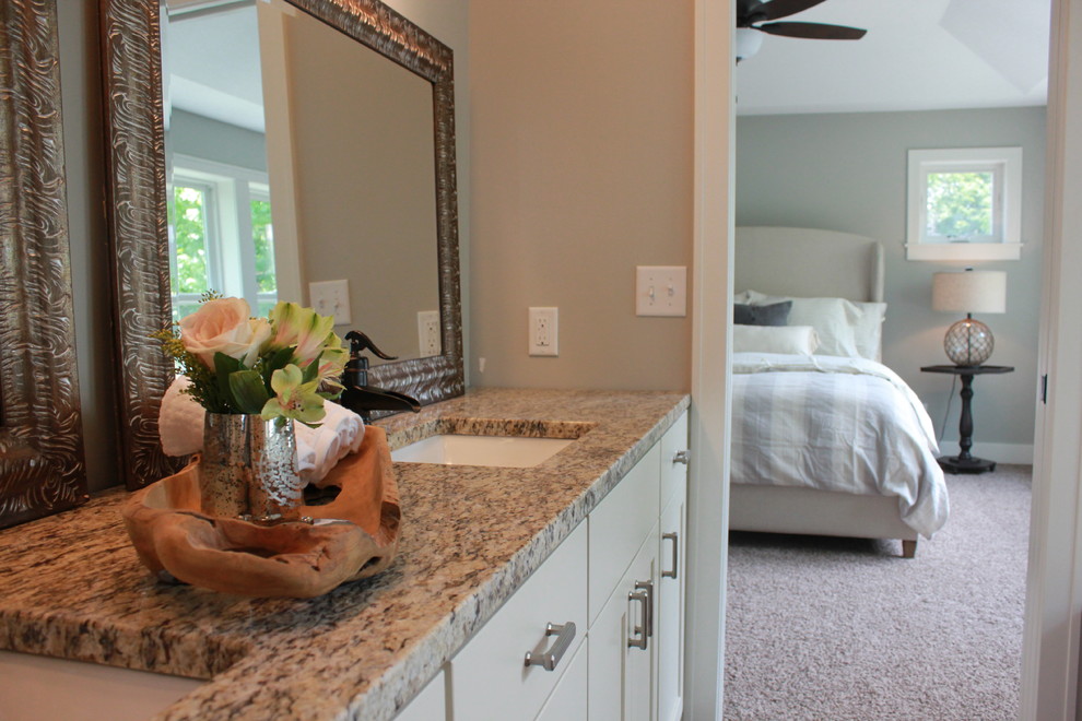 Idéer för ett mellanstort klassiskt brun en-suite badrum, med skåp i shakerstil, vita skåp, grå väggar, klinkergolv i porslin, ett undermonterad handfat och granitbänkskiva