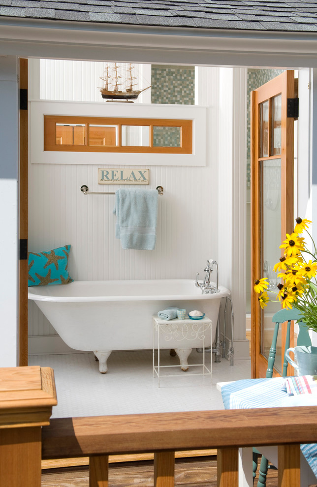 Maritimes Badezimmer mit Löwenfuß-Badewanne, farbigen Fliesen, Mosaikfliesen, weißer Wandfarbe und Mosaik-Bodenfliesen in Portland Maine