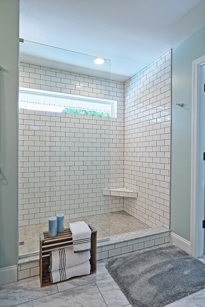 Стильный дизайн: большая главная ванная комната в стиле модернизм с фасадами с утопленной филенкой, серыми фасадами, открытым душем, раздельным унитазом, белой плиткой, плиткой кабанчик, синими стенами, полом из винила, монолитной раковиной, столешницей из искусственного камня, белым полом и открытым душем - последний тренд
