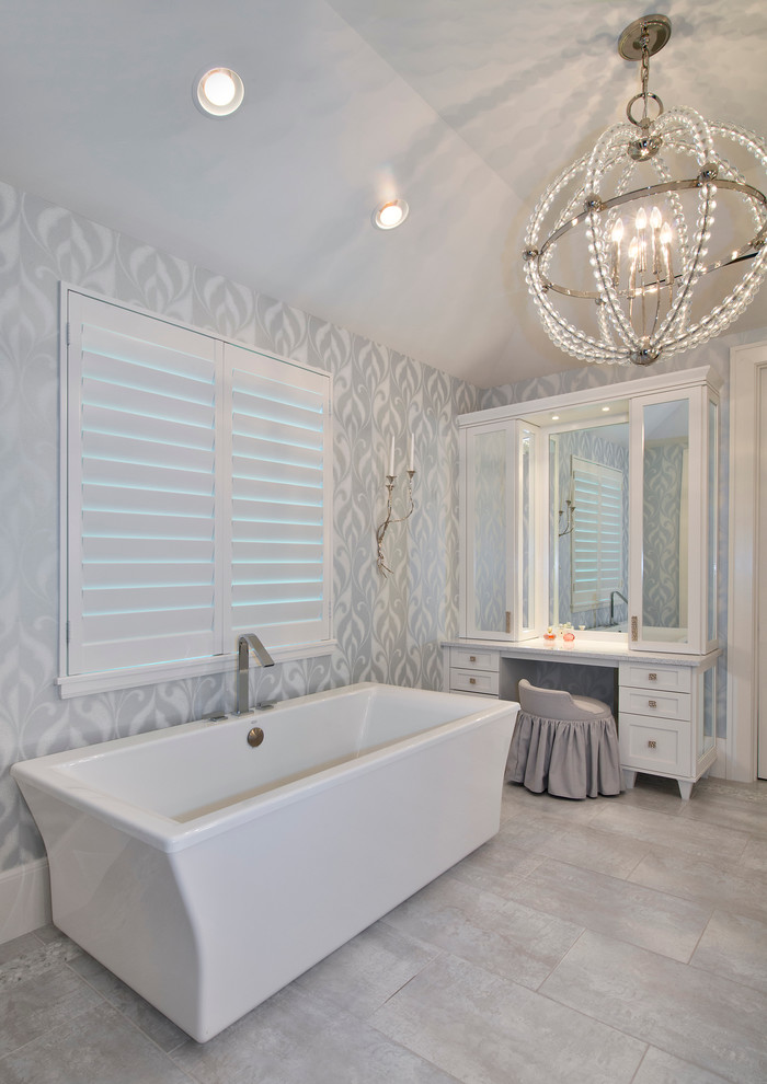 Foto di una grande stanza da bagno padronale costiera con consolle stile comò, ante bianche, vasca freestanding, pareti grigie e pavimento con piastrelle in ceramica
