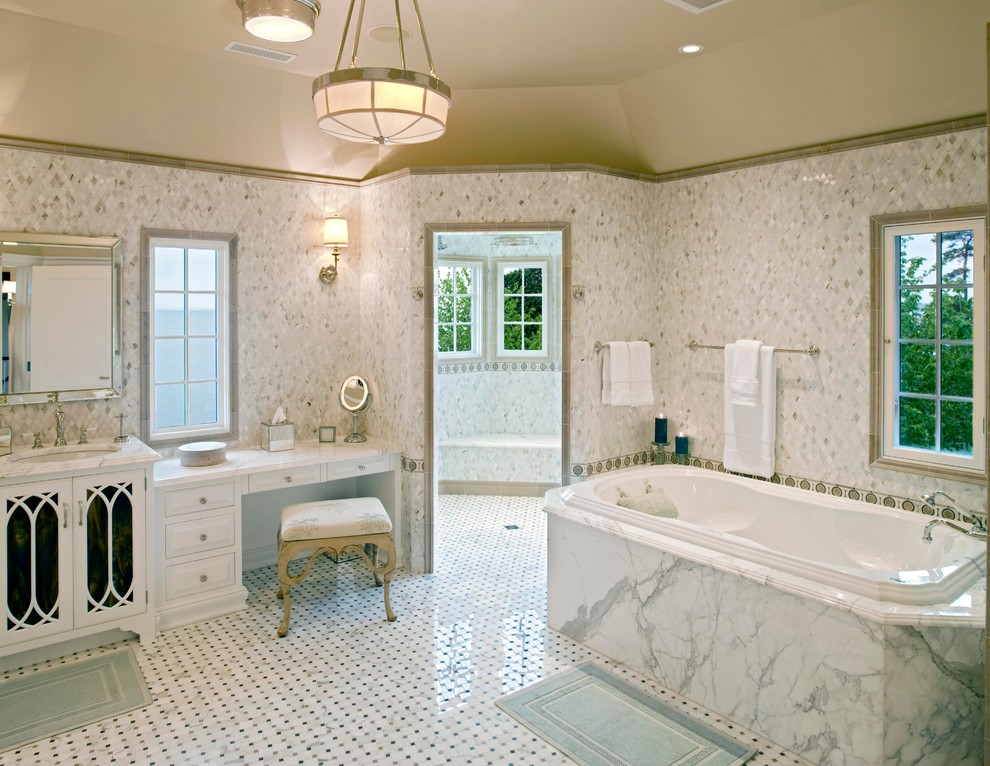 Diseño de cuarto de baño azulejo de dos tonos tradicional con bañera encastrada