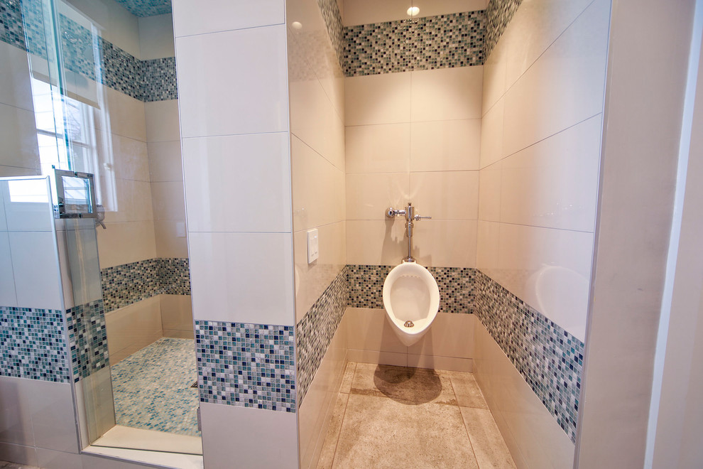 Idee per una stanza da bagno classica di medie dimensioni con doccia alcova, orinatoio, piastrelle a mosaico e pavimento in cemento
