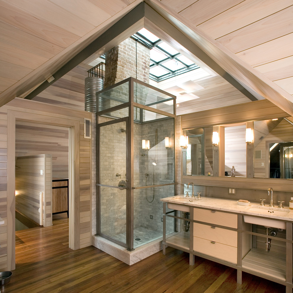 Idée de décoration pour une salle d'eau design avec un placard à porte plane, un lavabo encastré, une douche d'angle, un carrelage gris, un sol en bois brun et des portes de placard blanches.