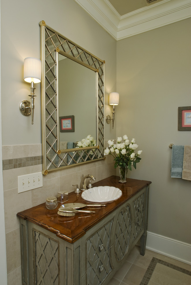 Inspiration för ett mellanstort vintage badrum med dusch, med luckor med infälld panel, skåp i slitet trä, beige kakel, keramikplattor, beige väggar, mosaikgolv, ett nedsänkt handfat och träbänkskiva